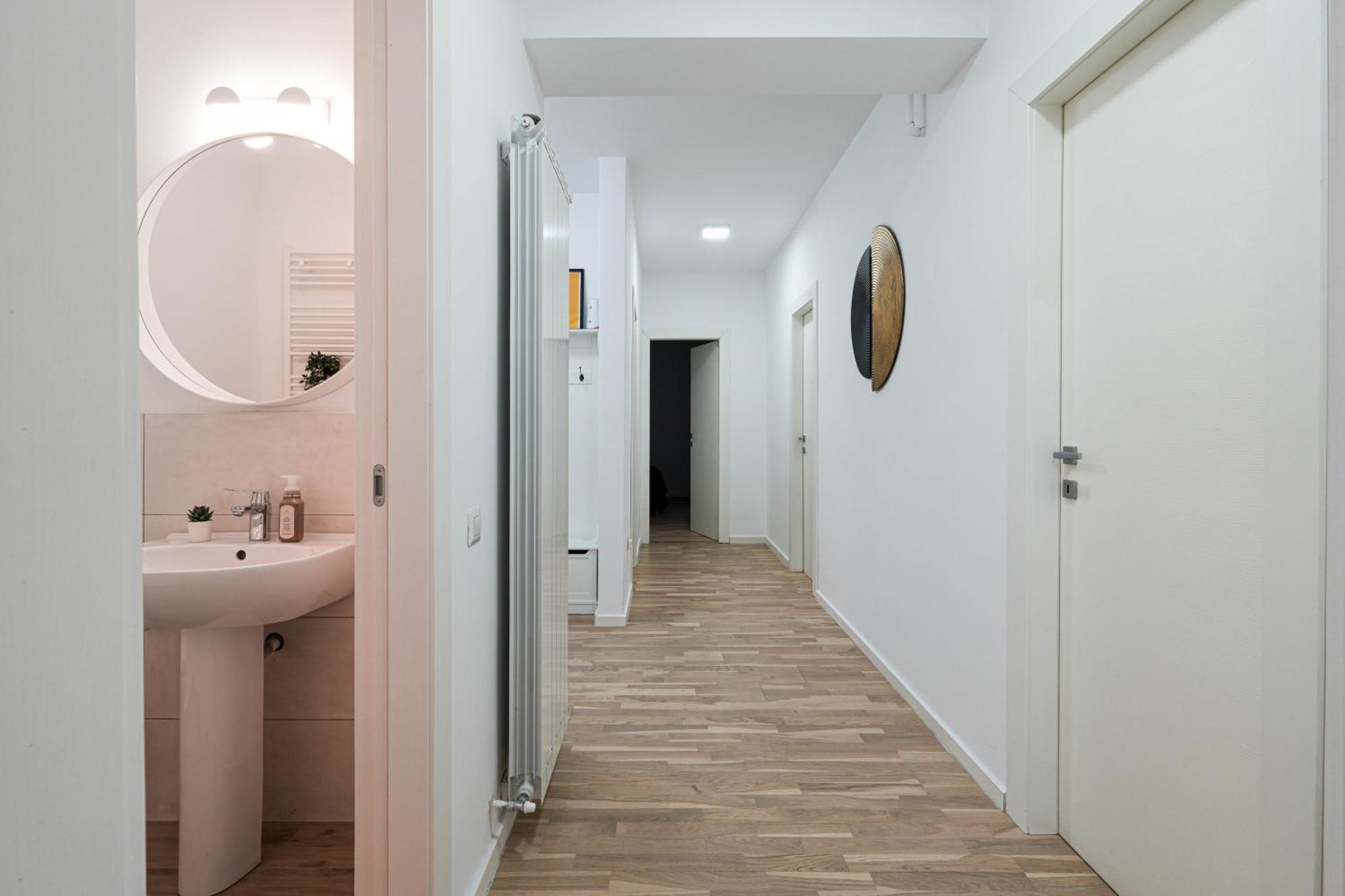 Gabi - Chic Apt With Parking Close To Veranda Mall 부쿠레슈티 외부 사진